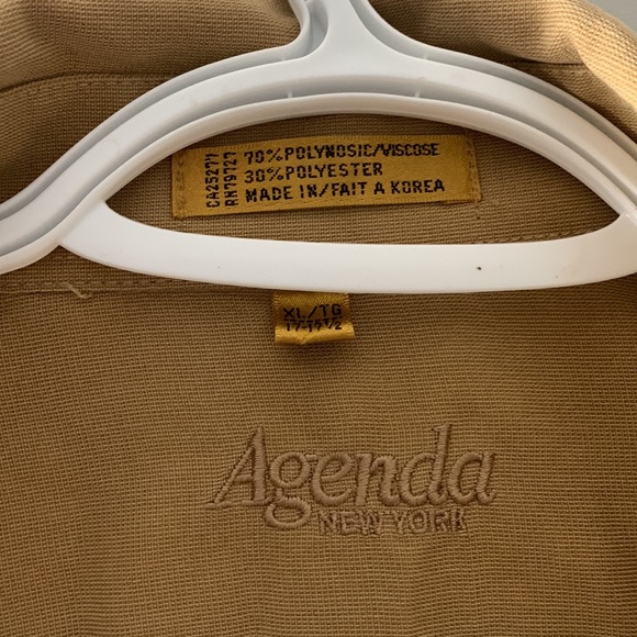 🩷2/$20 or 4/$35🩷 COPY - Mens button up shirt/ blouse - Picture 2 of 3